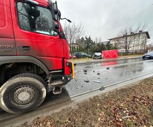 Józefosław. Osobówką wjechali pod tira. Tragiczna wiadomość	