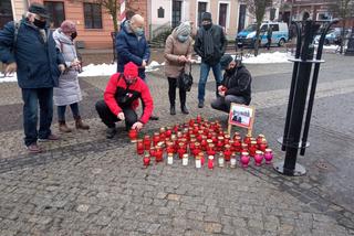 Grudziądzanie ustawiają serce dla Pawła Adamowicza w drugą rocznicę śmierci