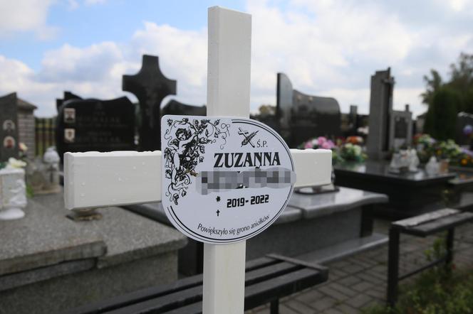 3,5-letnia Zuzia zginęła przez trutkę na szczury. Morze kwiatów na jej maleńkim grobie