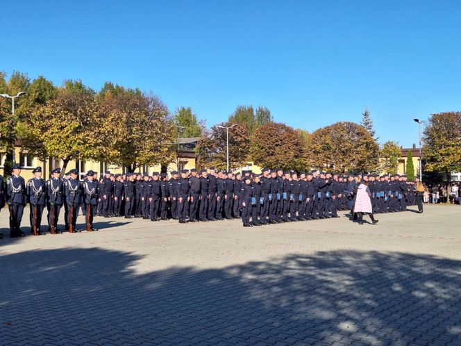 Uroczyste zakończenie szkolenia policyjnego w Katowicach. Ponad 200 nowych policjnatów