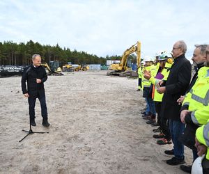iebrowo, 15.10.2025. Premier RP Donald Tusk podczas wizyty na miejscu planowanej budowy pierwszej polskiej elektrowni jądrowej Lubiatowo – Kopalino w Biebrowie (woj. pomorskie)