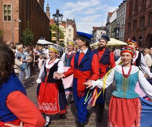 Kolorowa parada na otwarcie Dni Torunia. Przeszła przez serce toruńskiej starówki