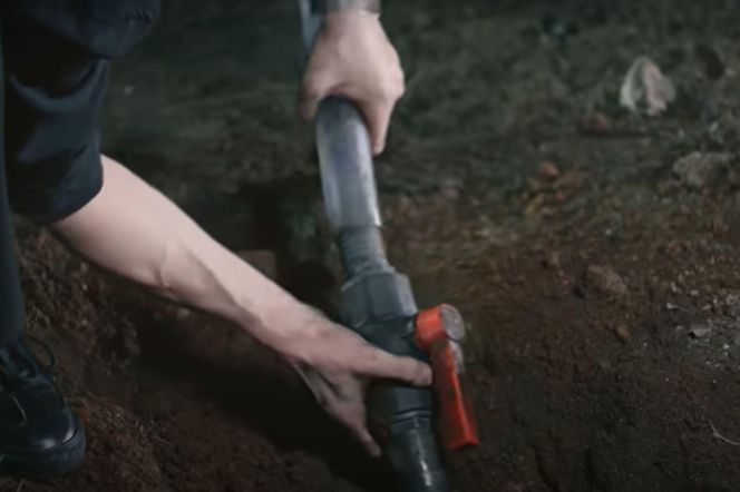 Alper grzebie przy systemie nawadniania upraw Halila. Chce spreparować dowody na jego oszustwa! 