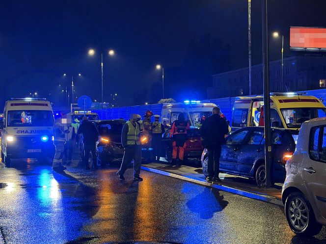 Karambol w Warszawie. 12 samochodów rozbitych, są ranni