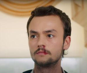 Ege śledzi Melis i dla zmyłki proponuje jej natychmiastowy ślub.