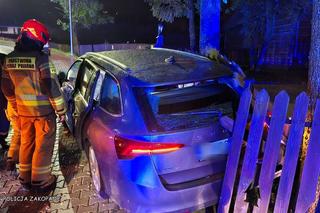Kościelisko. Kraksa śmieciarki z osobówką. Skoda wylądowała na płocie posesji
