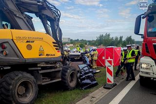 Tragedia na A4. W koparkę wjechał samochód. W środku było 5 osób