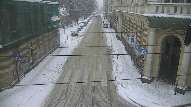 Zima nie odpuszcza. Trudne warunki na łódzkich drogach