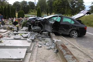 Wypadek w Niewieścinie. Rozpędzona kobieta zakończyła swój rajd na... cmentarzu [ZDJĘCIA]