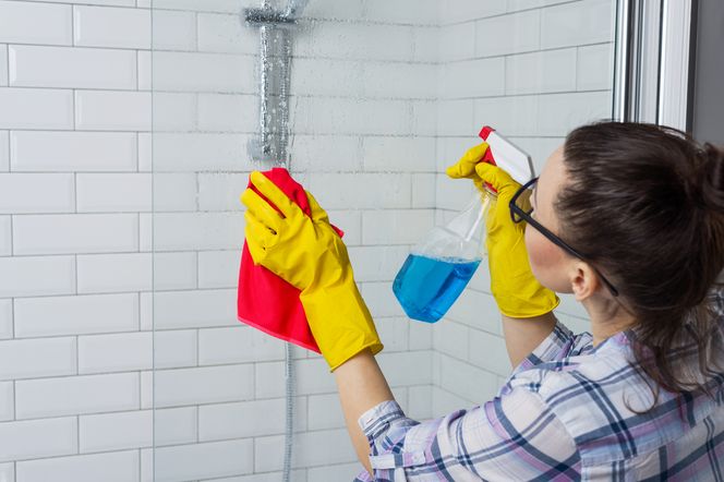 Wymieszaj 4 składniki i spryskaj osad na kabinie prysznicowej. Zacieki znikną i pojawi się jubilerski błysk na szkle. Sposób na czyszczenie kabiny prysznicowej 