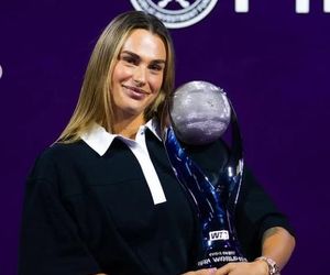 Aryna Sabalenka z pucharem