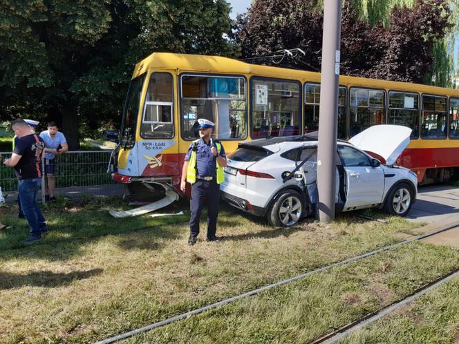 Łódź: Wypadek na Limanowskiego. Zderzenie tramwaju z samochodem wyglądało naprawdę groźnie