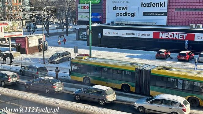 Kierowca autobusu w Tychach staranował słupki przy chodniku 