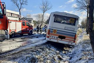 Potworne zderzenie czołowe dwóch pojazdów pod Płońskiem. Zginęło dwóch mężczyzn. Z osobówki zostały szczątki	