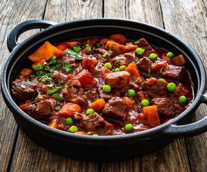  Sekret idealnego gulaszu do placków ziemniaczanych. Przepis, który podbije każde podniebienie