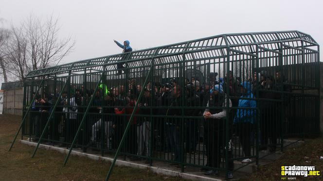 Skandal na meczu. Kibice Hutnika Kraków trzymani... w klatce niczym dzikie zwierzęta