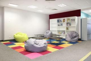 Szkoła dla ukraińskich dzieci w biurowcu myhive Mokotów Two w Warszawie, proj. xystudio 