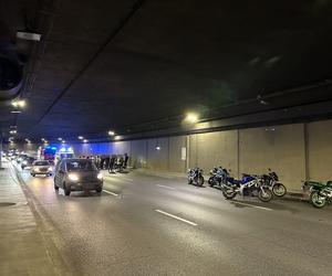 Rozbijali się w nocy na motocyklach. Jeden uderzył w ścianę tunelu, drugiego skasował mercedes