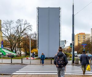 Stelaż reklamowy na rogu ul. Anielewicza i al. Jana Pawła II w Warszawie