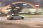 Wariat z BMW M3 driftuje pod warszawską tęczą na Placu Zbawiciela