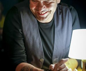 Tomasz Karolak ma dziś urodziny. Za te role fani pokochali go najbardziej!