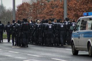 Uzbrojony terrorysta wziął zakładników! Padły strzały. Chwile grozy w kawiarni Starbucks