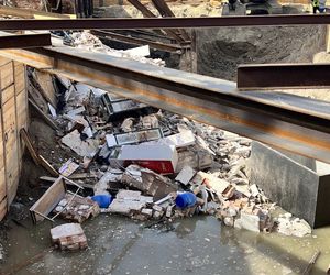 Katastrofa budowlana w Wołominie. Runęła część kamienicy. Koparka pod gruzami!