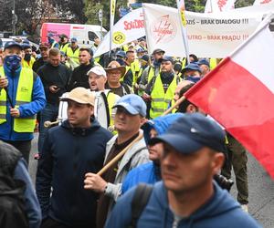 Górnicy i energetycy przed siedzibą MAP w Warszawie 