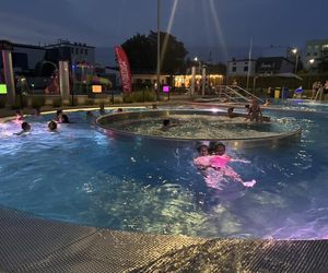 Ostrów. Dziś NOCNE PŁYWANIE w miejskim basenie!