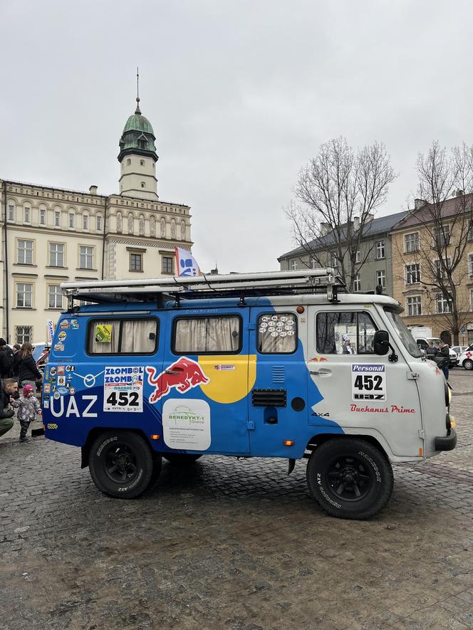 WOŚP 2024 w Krakowie. Zlot samochodów Złombol na Placu Wolnica przyciągnął tłumy fanów aut rodem z PRL-u