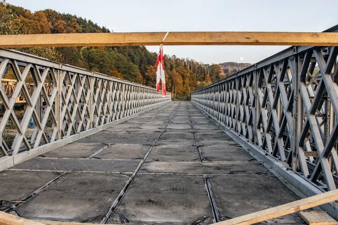Kończy się budowa tymczasowego mostu na rzece Kamienicy 