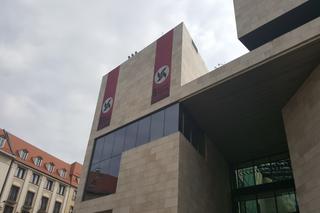 Te flagi na Teatrze Capitol wzbudzają sporo kontrowersji. Nawiązanie do symboliki nazistowskiej to nie przypadek [AUDIO]