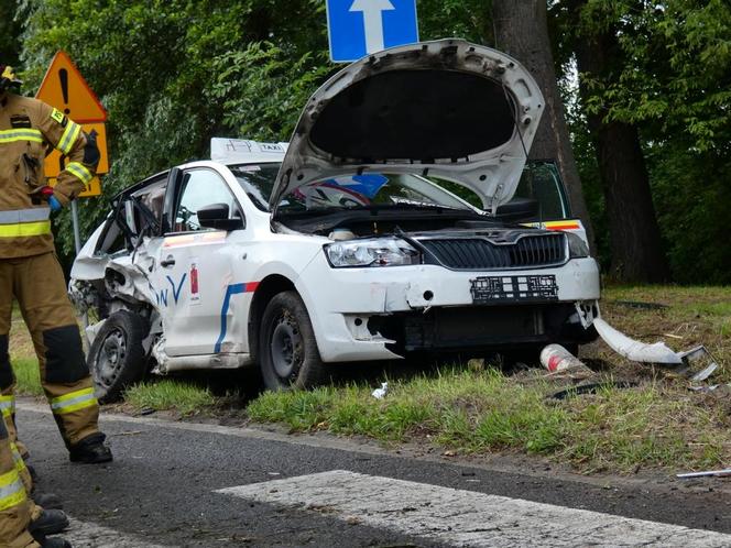 Dramatyczny wypadek na S8. Opel huknął w taksówkę, ciężarna kobieta w szpitalu