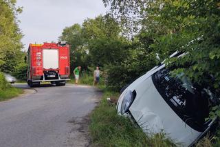 Osobówka z trójką pasażerów nie zmieściła się na wąskiej drodze. Wylądowała w rowie