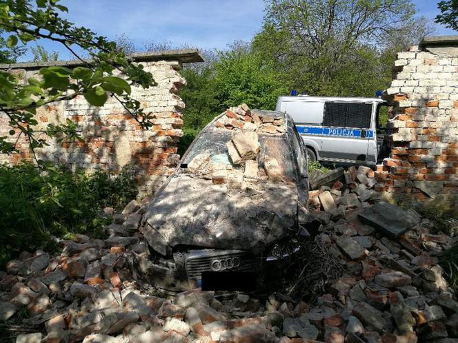 Niecodzienny wypadek w Jarosławiu na Podkarpaciu: Rozpędzone audi uderzyło w klasztor