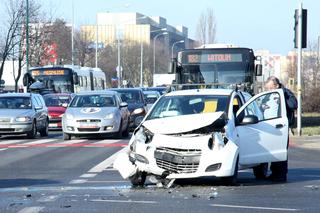 Zderzenie suzuki z karetką na sygnale na skrzyżowaniu Zamienieckiej z Ostrobramską