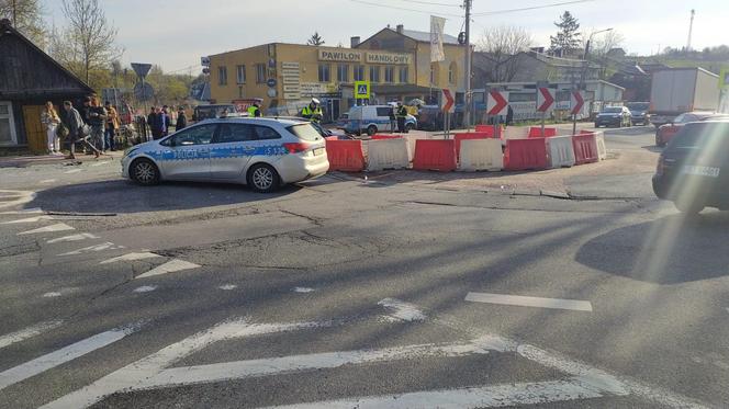 Wypadek w Łagowie koło Kielc. Ciężarówka staranowała ogrodzenie i uderzyła w budynek gospodarczy