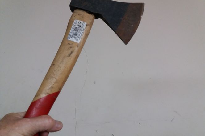 Gdy się napił, wpadał w dziką furię. Siekierę schował tak, żeby żona nie widziała