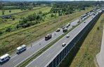 Wypadek na A4. Siedem osób poszkodowanych po zderzeniu osobówki z kamperem. Poważne utrudnienia