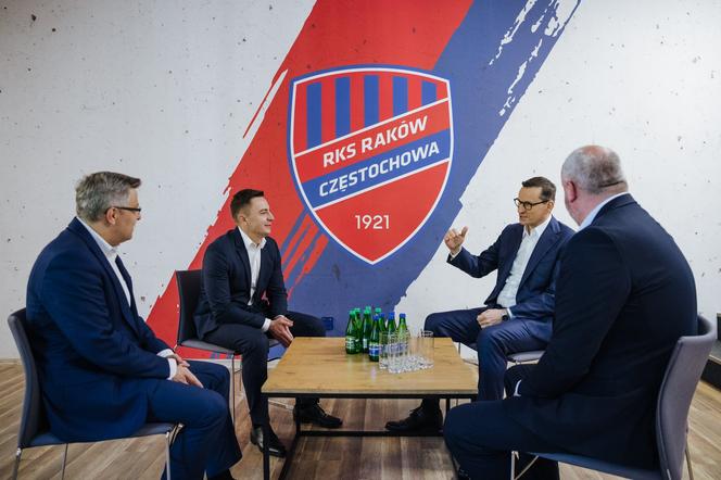 Premier Mateusz Morawiecki na stadionie Rakowa Częstochowa