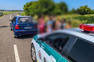 Słowacka policja w szoku. W małej skodzie jechało 17 pasażerów i kierowca bez prawa jazdy [GALERIA]