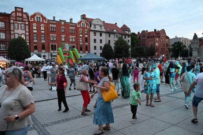 Ruda Śląska tańczy jak dawniej. Międzypokoleniowa potańcówka na rynku porwała tłumy