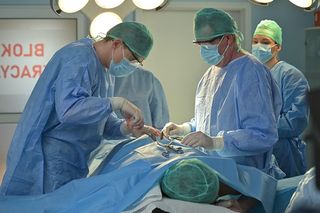 Pierwsza miłość, odcinek 4037: Chory Wenerski podejmie się trudnej operacji. Nie powinien stawać przy stole! - ZDJĘCIA