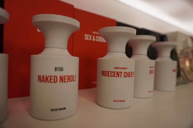 Na półkach perfumerii znajdziemy zapachy marki BORNTOSTANDOUT