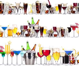 Dietetyczne drinki alkoholowe na wakacyjną imprezę [PRZEPISY]