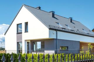 Dom o uniwersalnej prostej formie z dwuspadowych dachem: prezentacja domu