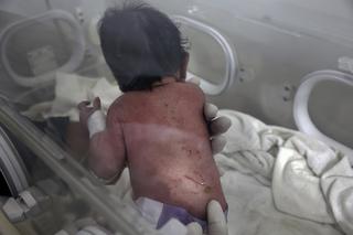  Urodziła dziecko w ruinach po trzęsieniu ziemi! Dziecko przeżyło, matka i ojciec zmarli historia do noworodka uratowanego w Syrii. matka urodziła gdy dom sie zawalił