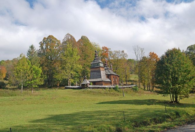 To słynna wieś w Małopolsce. Według legendy zbudowali ją kamieniarze