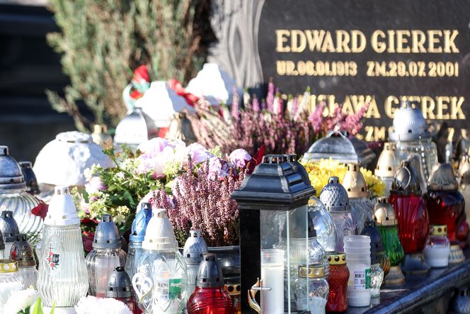 Grób Edwarda Gierka w Sosnowcu tonie w kwiatach na Wszystkich Świętych
