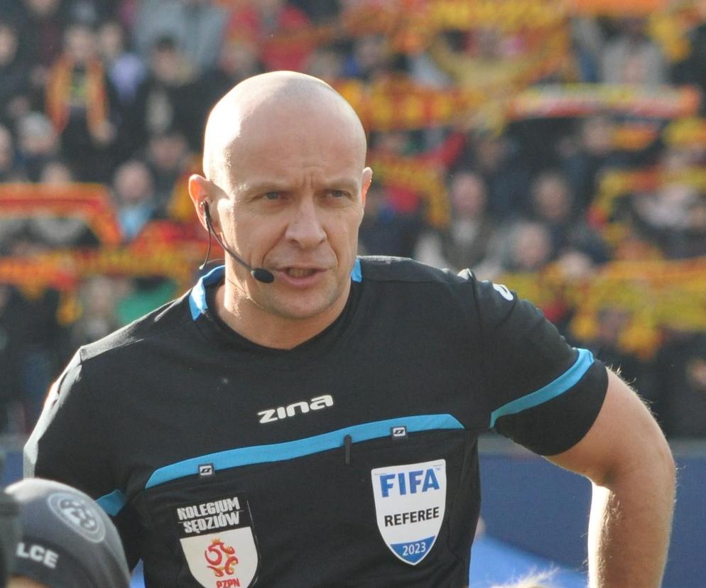 Szymon Marciniak, znany sędzia piłkarski promuje Mennicę Skarbową. Arbiter bierze udział w kampanii reklamowej